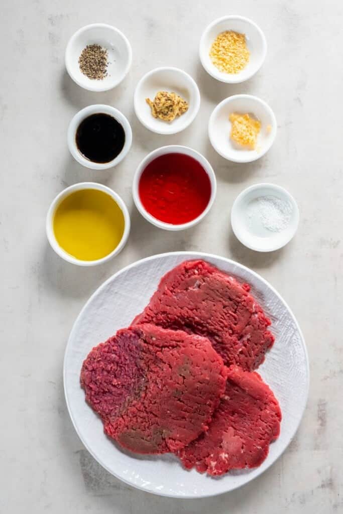 Visão aérea dos ingredientes necessários para cozinhar bife em cubo na fritadeira.