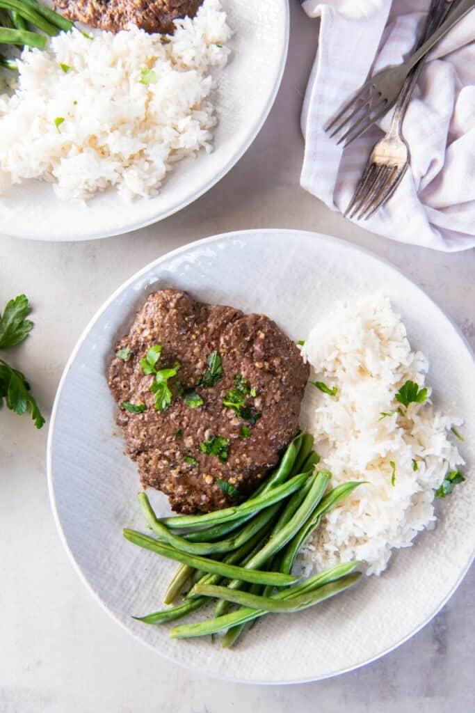 Visão aérea do bife cubo com arroz e feijão verde.