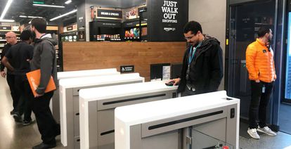 Um cliente entra na loja Amazon Go em Seattle, EUA.