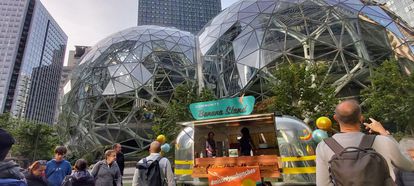 Caravana de banana gratuita fora da sede da Amazon em Seattle no início de maio.