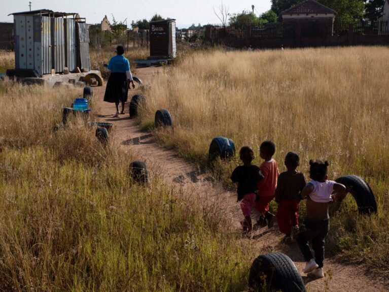 Na África do Sul, alunos de 3.000 escolas ainda usam banheiros de fossa