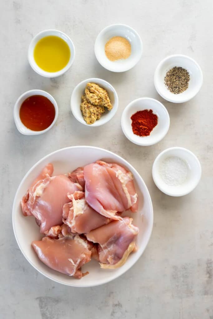 Visão aérea dos ingredientes necessários para preparar as coxas de frango desossadas da fritadeira.