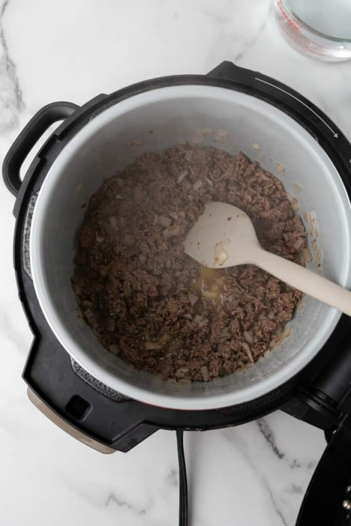 Visão aérea do cozimento da carne moída em um Ninja Foodi.