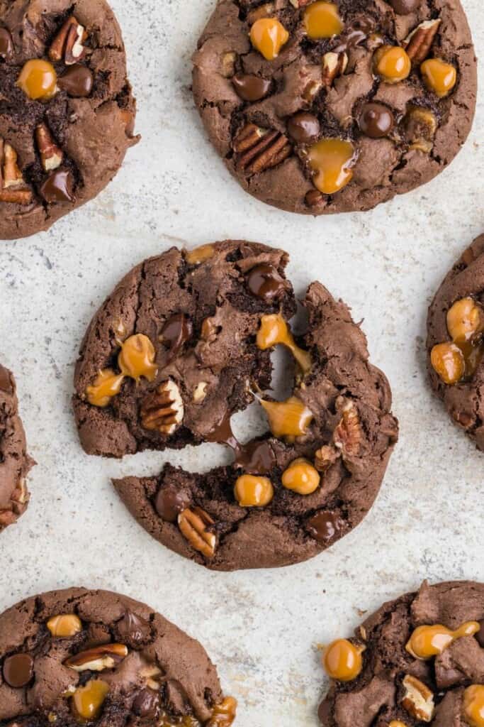 Visão aérea de biscoitos de tartaruga assados, o biscoito central é puxado ao meio para mostrar o interior.