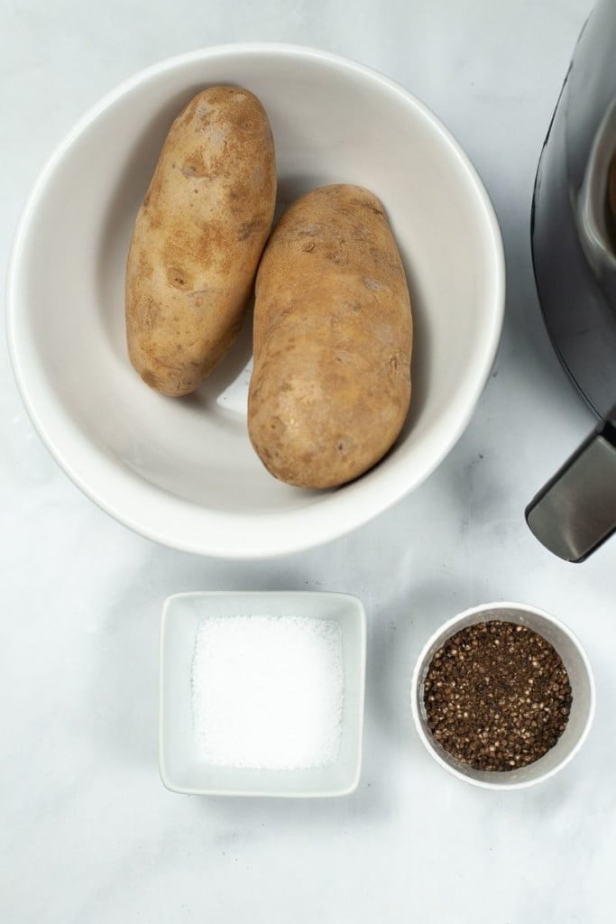Foto de sobreposição de todos os ingredientes necessários para fazer batatas fritas na airfryer