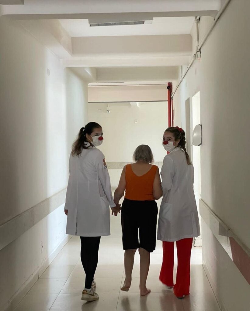 Estudantes de medicina levam alegria e acolhimento a quem precisa