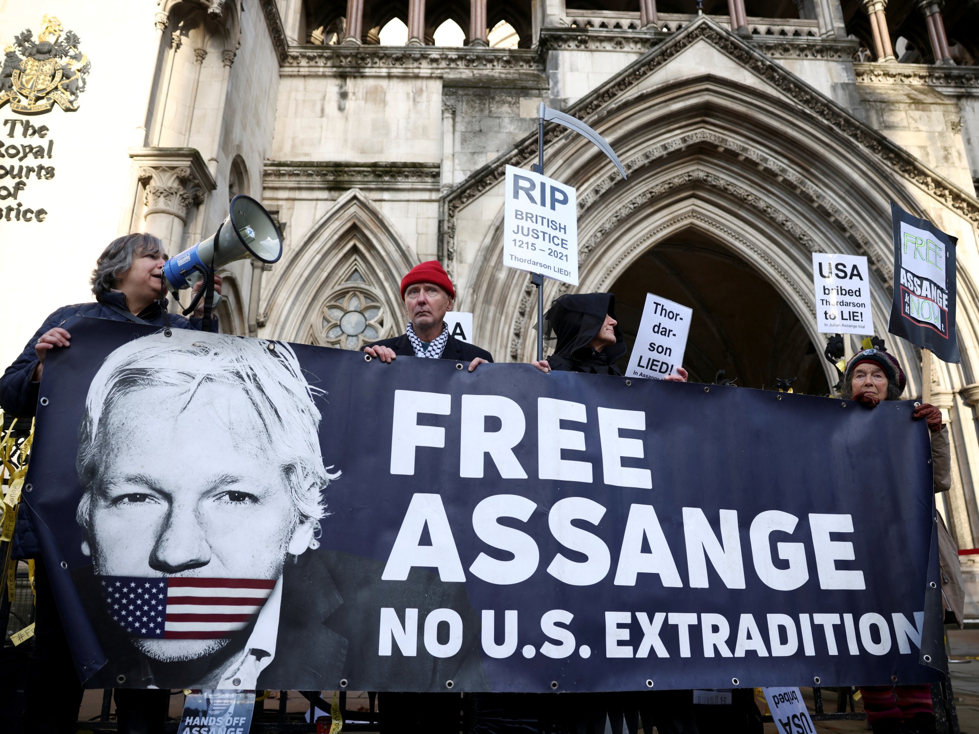 A guerra eterna contra Julian Assange