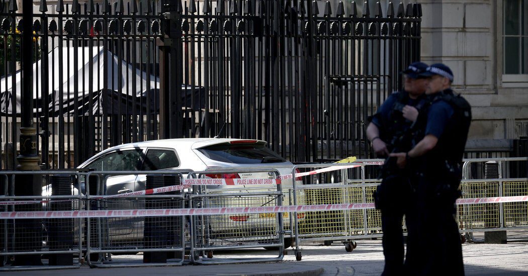 Carro bate em portões de Downing Street em Londres