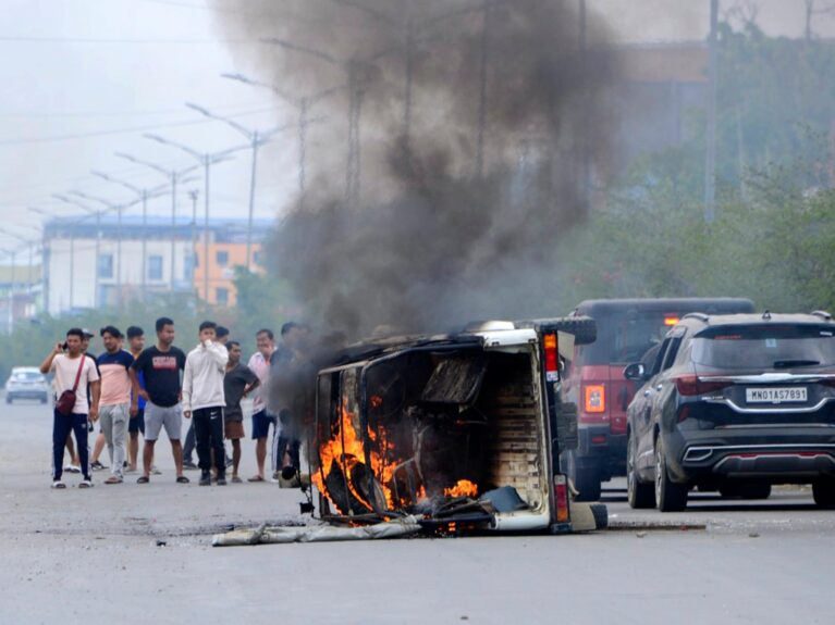 Confrontos étnicos continuam em Manipur, na Índia, apesar da presença do exército