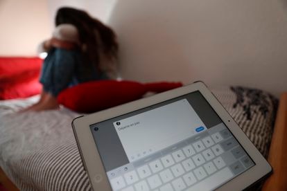 Uma jovem, após uma interação ciberviolenta pelas redes, que amplia o arsenal do agressor.