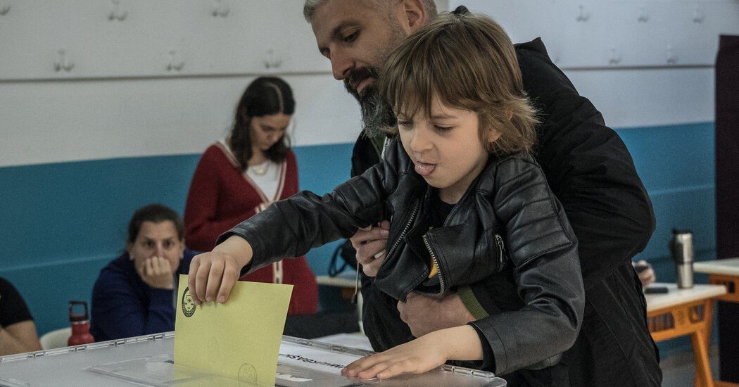 Eleições na Turquia: Atualizações ao vivo: Turquia vota no segundo turno com Erdogan em vantagem