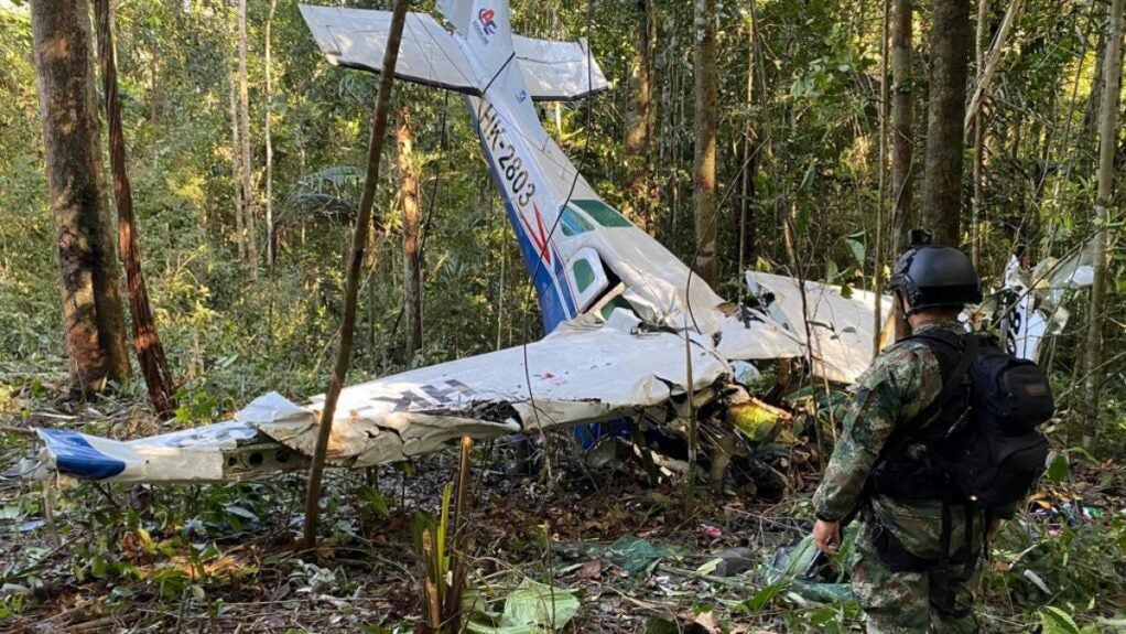 Esperança para crianças de acidente de avião colombiano após descoberta de pegadas