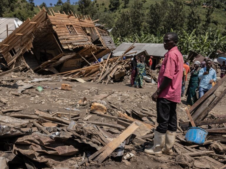 Fotos: Na República Democrática do Congo, sobreviventes de enchentes lamentam parentes perdidos