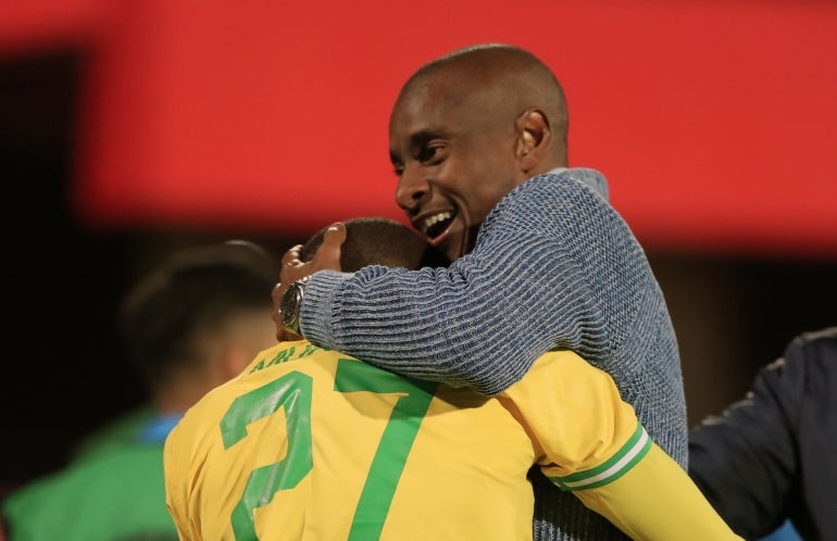 epa10491377 O ​​técnico do Sundowns, Rulani Mokwena, comemora com Thapelo Morena marcando seu gol durante a partida de futebol da Liga dos Campeões da CAF entre Al-Ahly e Mamelodi Sundowns no Cairo, Egito, 25 de fevereiro de 2023. EPA-EFE/KHALED ELFIQI