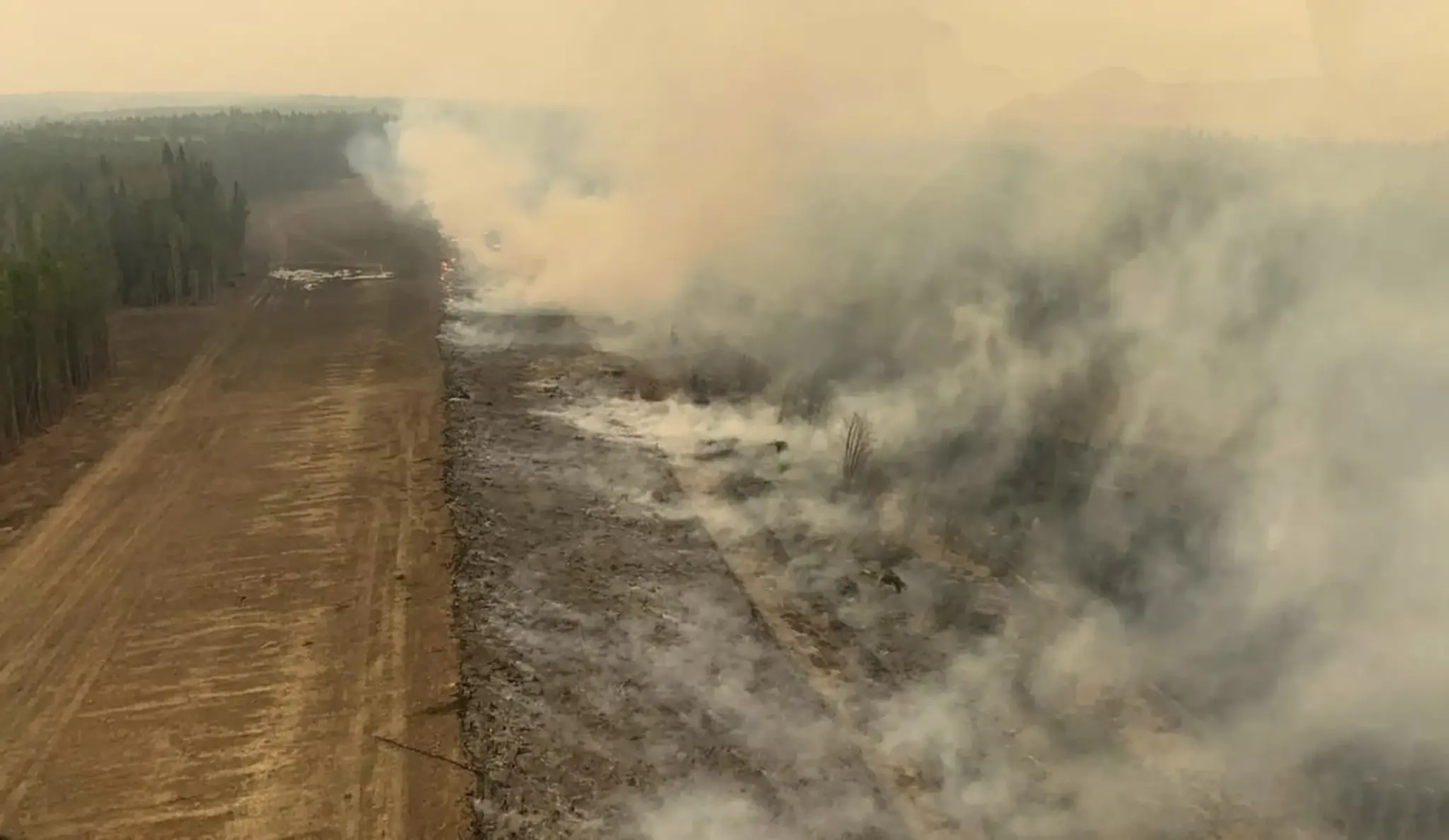 Incêndios florestais fora de controle causam evacuações no oeste do Canadá