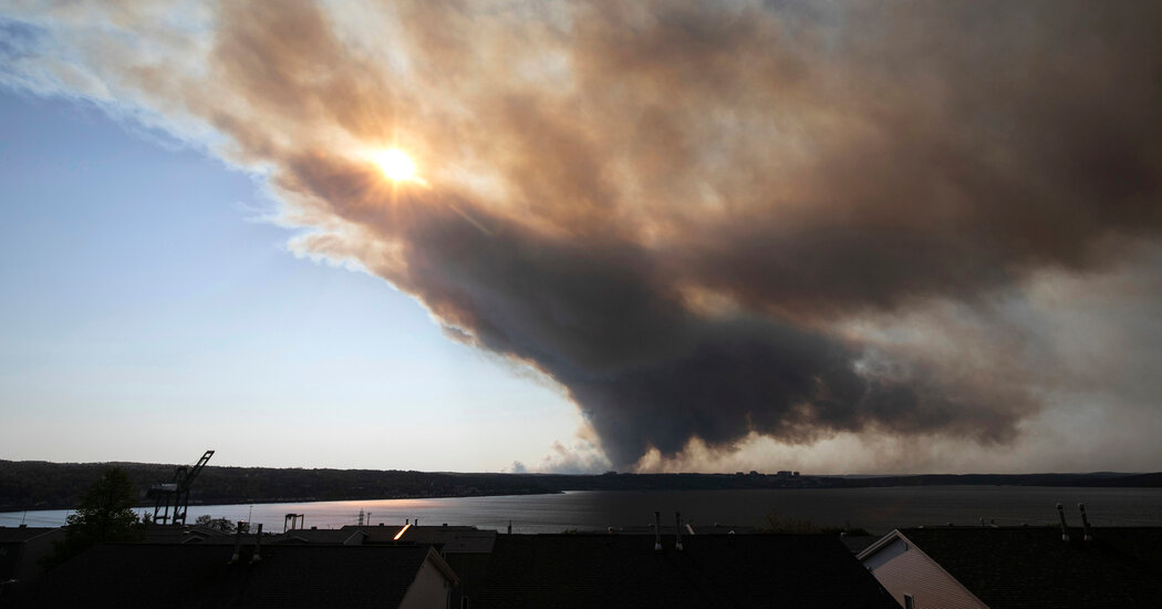 Mais de 16.000 evacuados devido ao incêndio florestal fora de Halifax