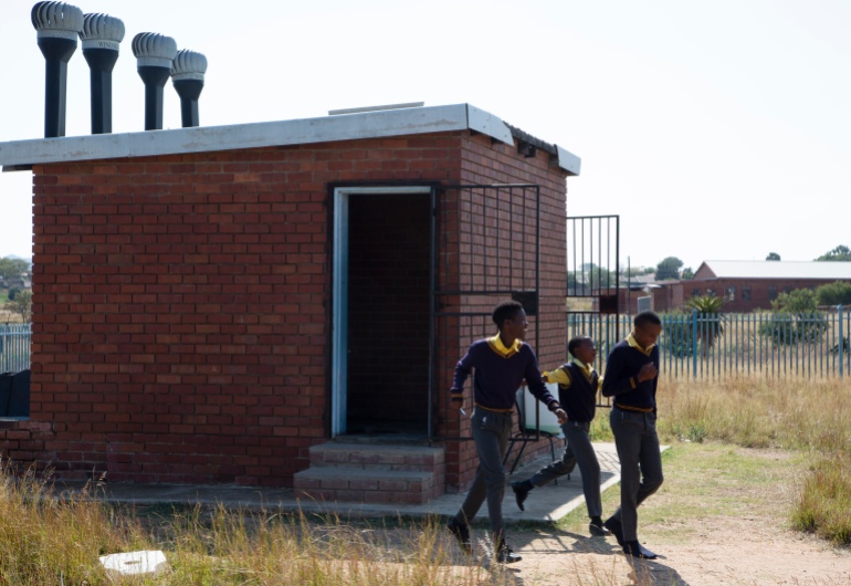 Estudantes saem do banheiro durante um intervalo na Escola Secundária Seipone, na vila rural de Ga-Mashashane, perto de Polokwane, África do Sul, quinta-feira, 4 de maio de 2023. [Denis Farrell/AP Photo]