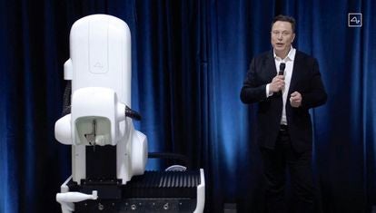 Elon Musk em transmissão ao vivo com o robô cirúrgico que colocaria os implantes, em agosto de 2020.