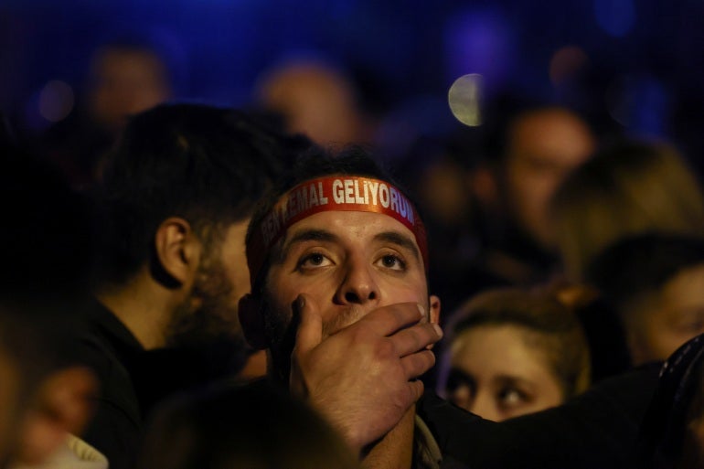 Um apoiador reage durante um comício na sede do Partido Republicano do Povo (CHP), enquanto os eleitores aguardam os resultados das eleições em Ancara, Turquia, 14 de maio de 2023. REUTERS/Yves Herman