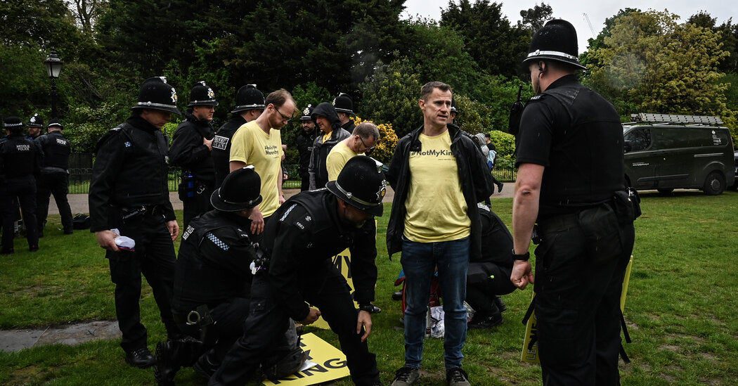 Polícia do Reino Unido 'lamenta' detenções em protestos contra a coroação após usar novos poderes