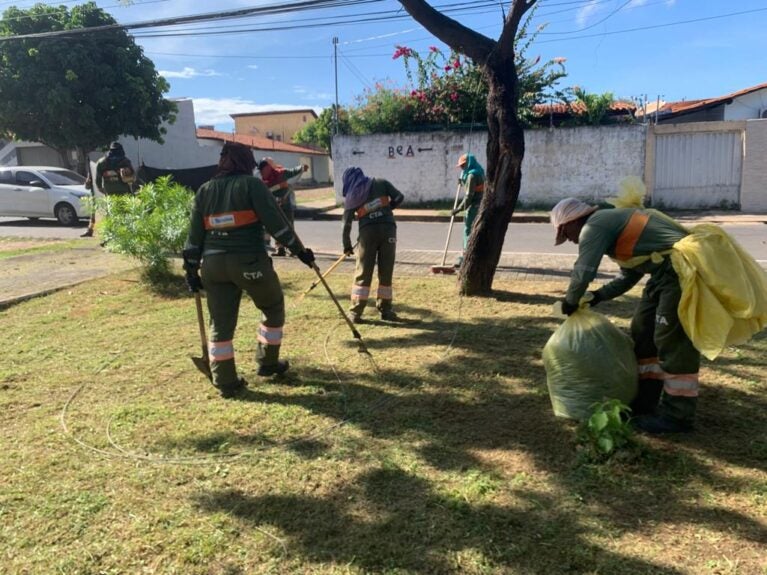 Praças do Tancredo Neves ganham intervenções de limpeza