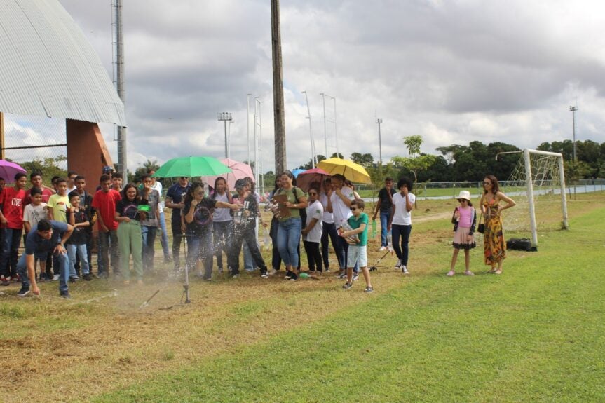 Protótipos de foguetes são lançados pelos alunos do programa Cidade Olímpica da PMT