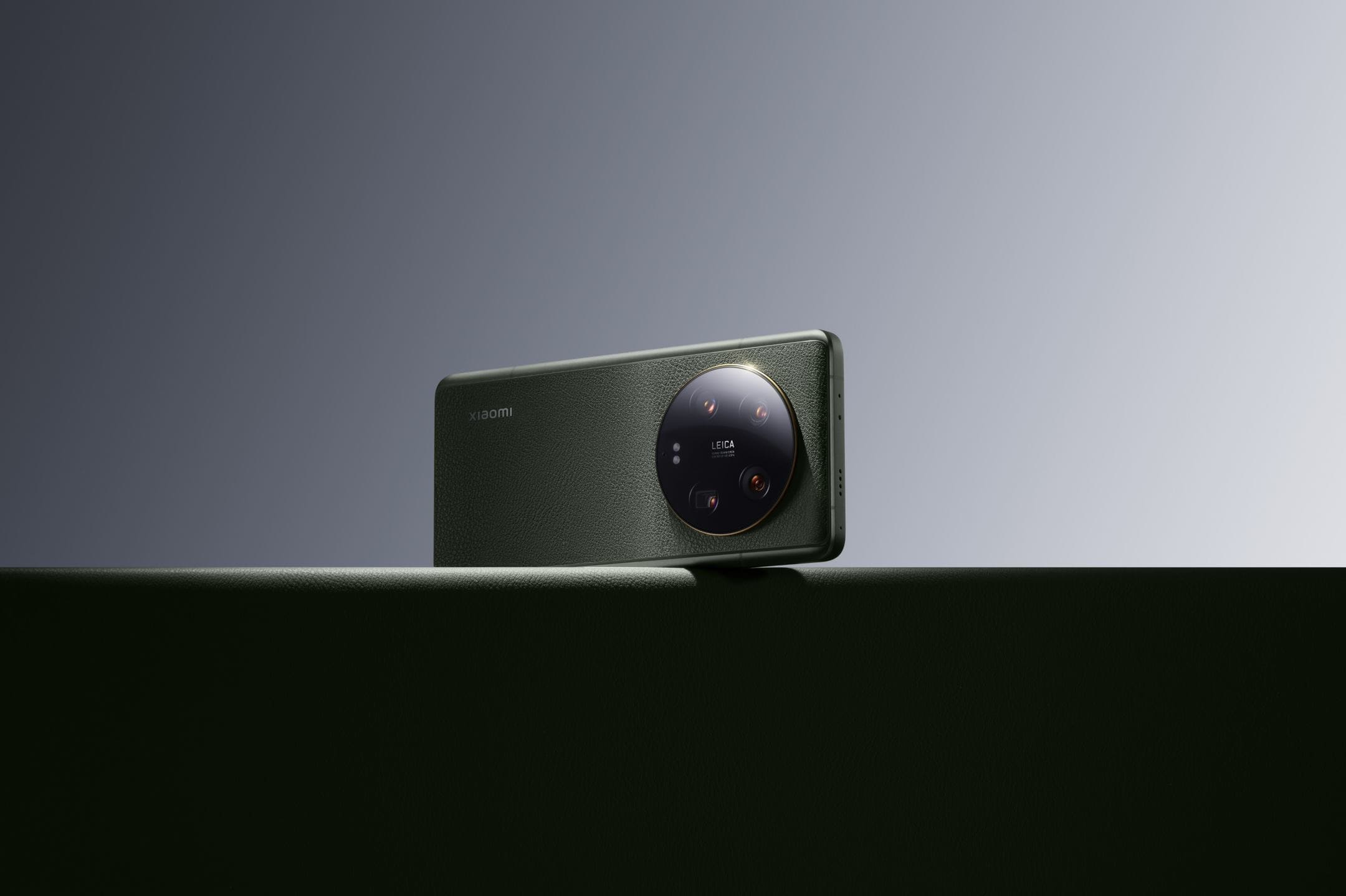 O Xiaomi 13 Ultra possui um enorme módulo traseiro com quatro câmeras de 50 megapixels.