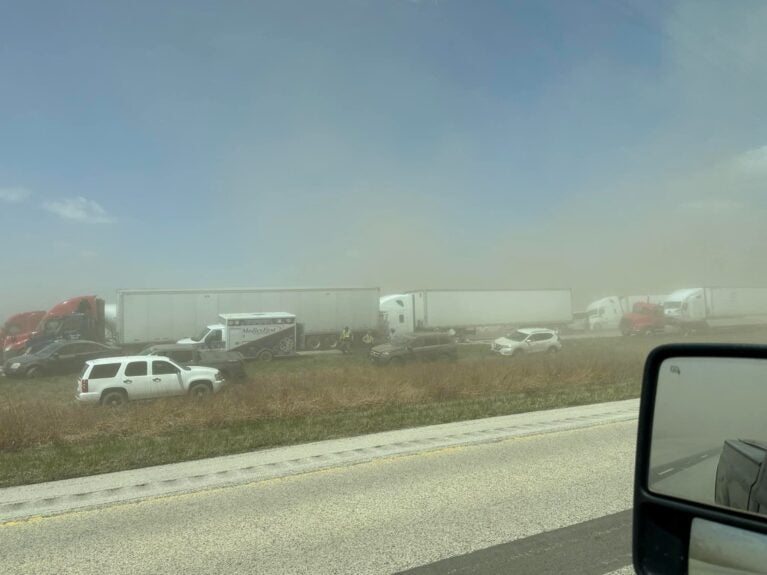 Tempestade de poeira cega nos EUA leva a colisões fatais em Illinois