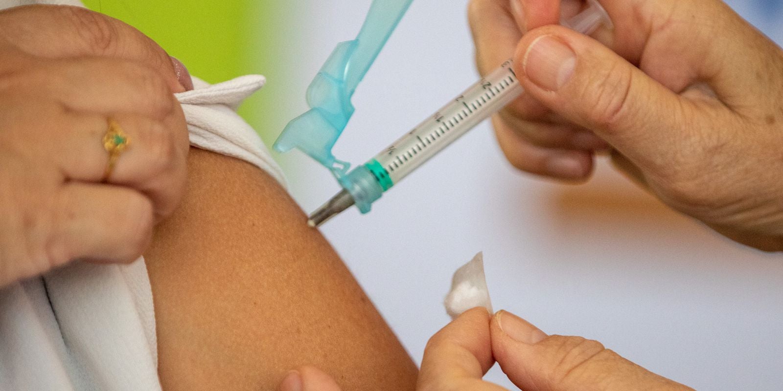 Vacinação contra a covid-19 precisa ser mantida em dia e ampliada