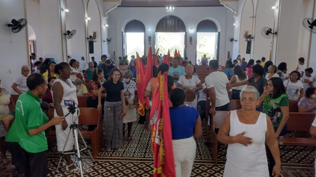 O envio das bandeiras aconteceu durante a missa desse domingo, que contou com a presença das comunidades eclesiais da paróquia.
