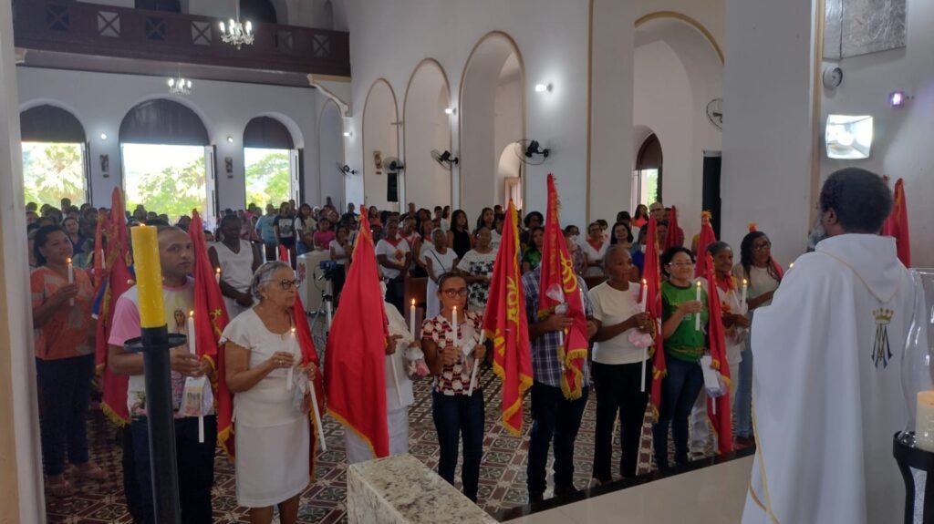 O envio das bandeiras aconteceu durante a missa desse domingo, que contou com a presença das comunidades eclesiais da paróquia.