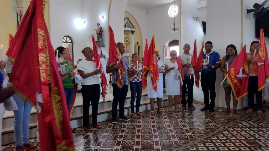 O envio das bandeiras aconteceu durante a missa desse domingo, que contou com a presença das comunidades eclesiais da paróquia.