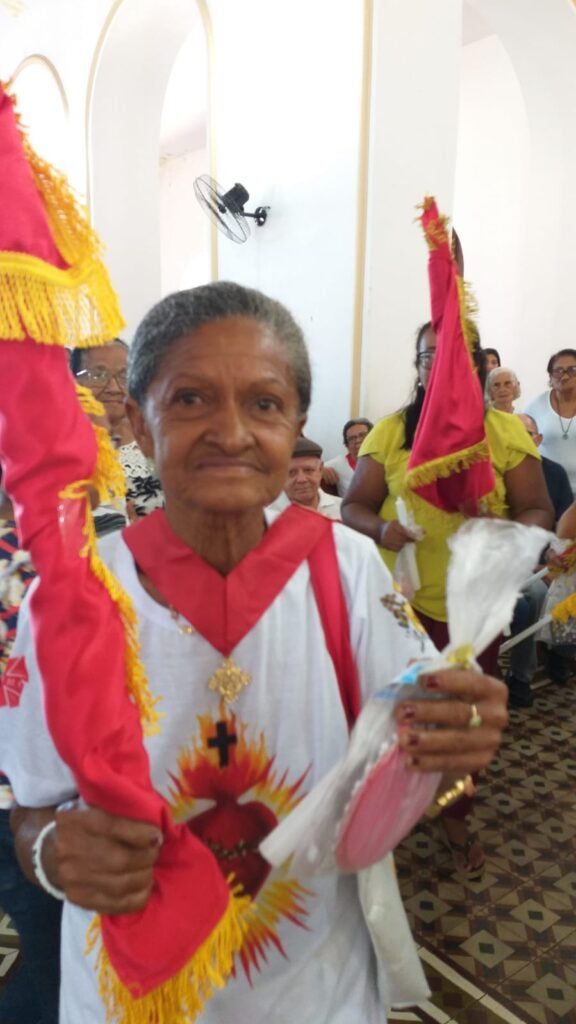O envio das bandeiras aconteceu durante a missa desse domingo, que contou com a presença das comunidades eclesiais da paróquia.