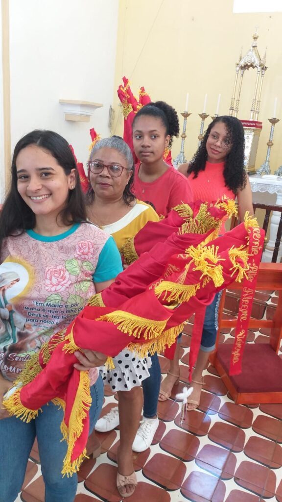 O envio das bandeiras aconteceu durante a missa desse domingo, que contou com a presença das comunidades eclesiais da paróquia.