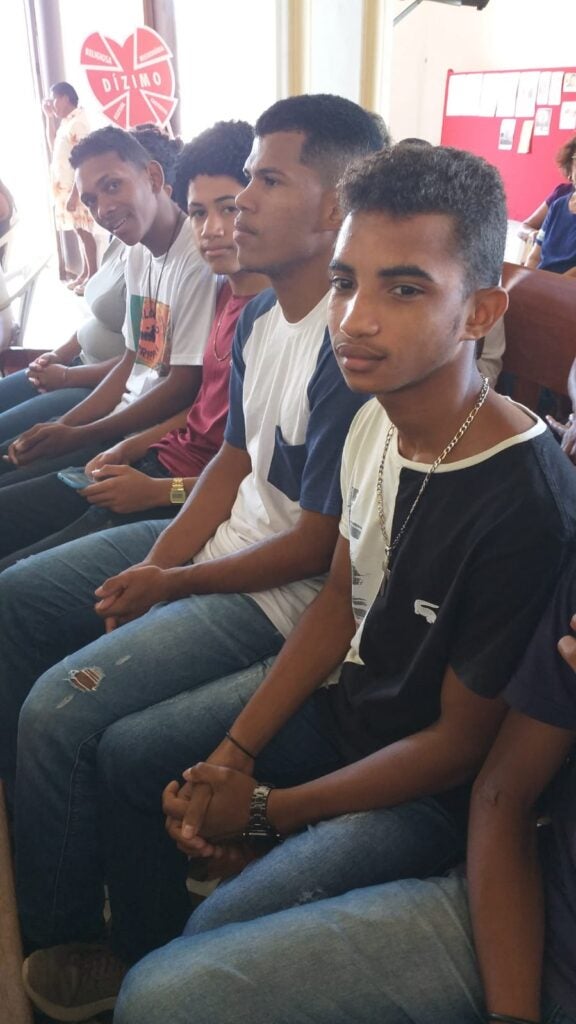 O envio das bandeiras aconteceu durante a missa desse domingo, que contou com a presença das comunidades eclesiais da paróquia.