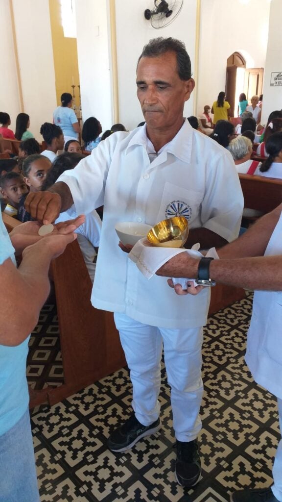 O envio das bandeiras aconteceu durante a missa desse domingo, que contou com a presença das comunidades eclesiais da paróquia.