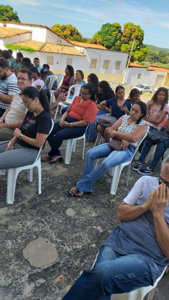 O envio das bandeiras aconteceu durante a missa desse domingo, que contou com a presença das comunidades eclesiais da paróquia.
