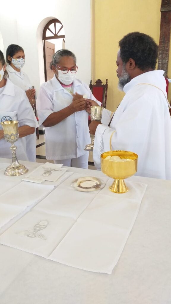 O envio das bandeiras aconteceu durante a missa desse domingo, que contou com a presença das comunidades eclesiais da paróquia.