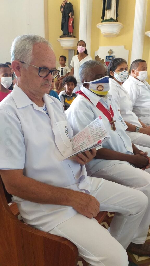 O envio das bandeiras aconteceu durante a missa desse domingo, que contou com a presença das comunidades eclesiais da paróquia.