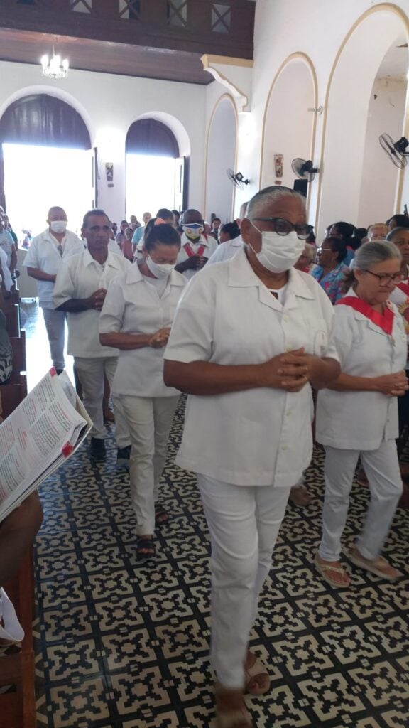 O envio das bandeiras aconteceu durante a missa desse domingo, que contou com a presença das comunidades eclesiais da paróquia.