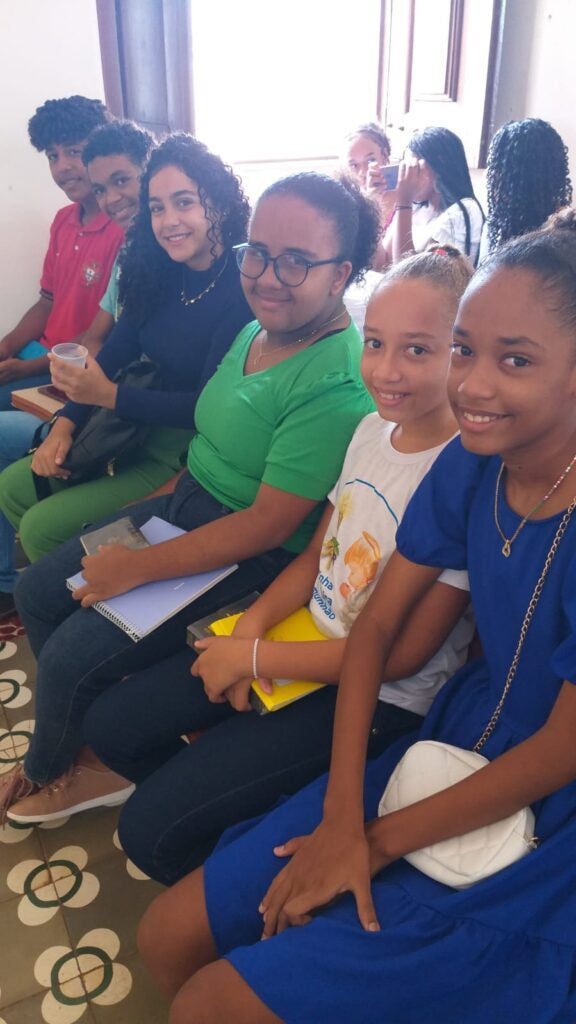 O envio das bandeiras aconteceu durante a missa desse domingo, que contou com a presença das comunidades eclesiais da paróquia.