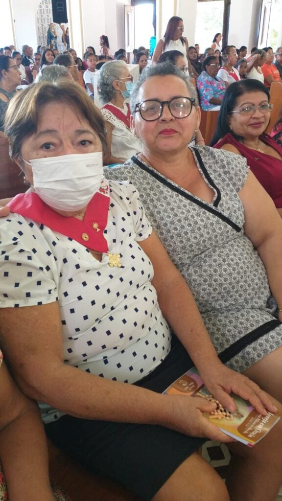 O envio das bandeiras aconteceu durante a missa desse domingo, que contou com a presença das comunidades eclesiais da paróquia.