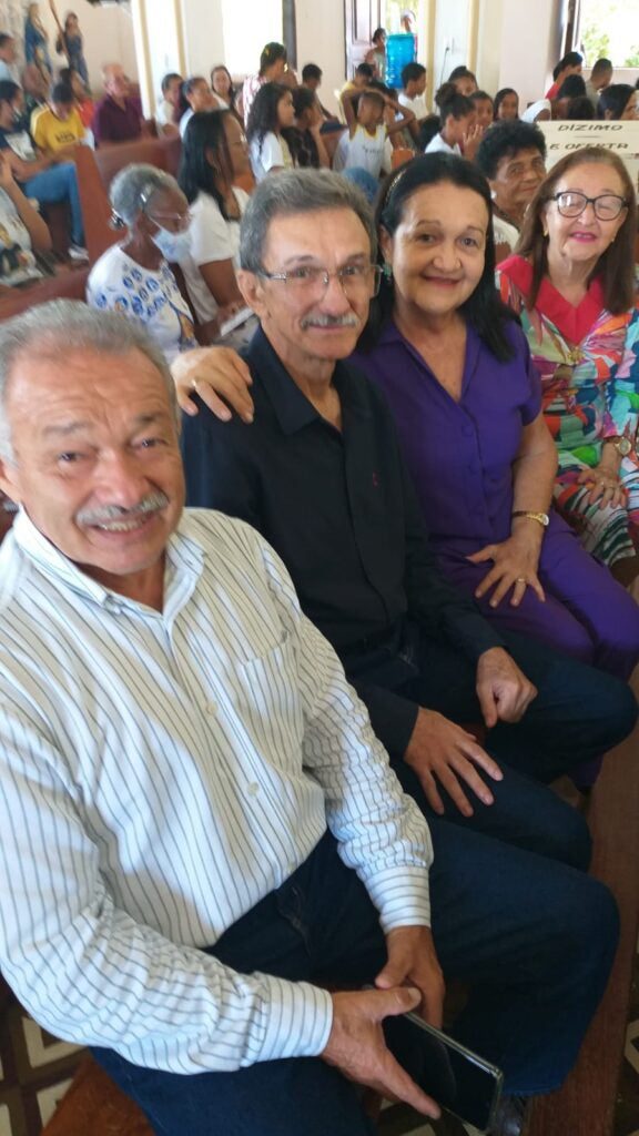 O envio das bandeiras aconteceu durante a missa desse domingo, que contou com a presença das comunidades eclesiais da paróquia.