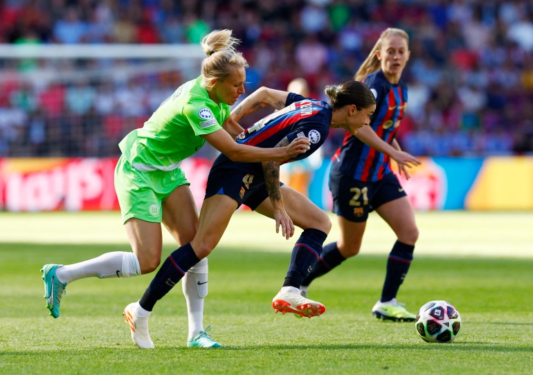 Mapi Leon, do FC Barcelona, ​​em ação com Pauline Bremer, do VfL Wolfsburg. [REUTERS/Piroschka Van De Wouw]