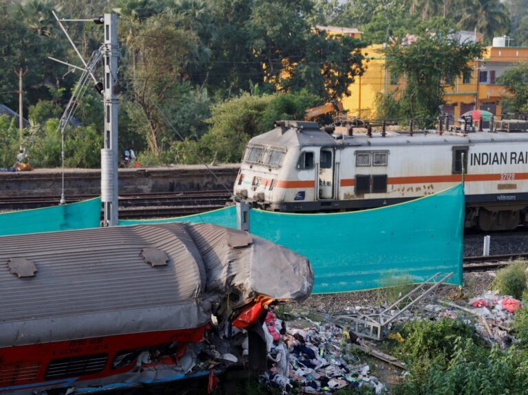 Investigação sobre desastre ferroviário na Índia começa quando os serviços de trem são retomados