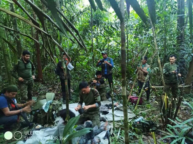 Quatro crianças são encontradas em selva colombiana 40 dias após queda de avião