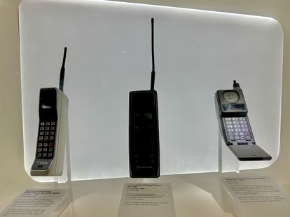 Os modelos DynaTAC e MicrtoTAC, ambos da Motorola.