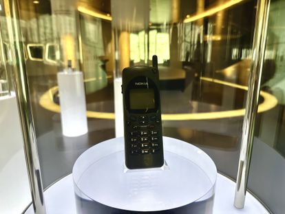 O modelo Nokia 2110, o primeiro capaz de enviar e receber SMS.
