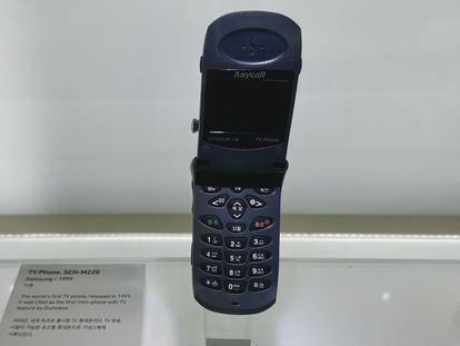 O celular Samsung SCH-M220 foi o primeiro na história a reproduzir a transmissão televisiva.