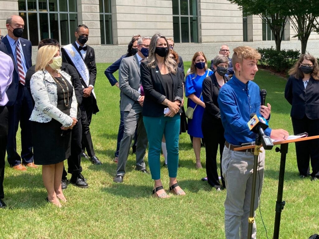 Juiz dos EUA anula a proibição do Arkansas sobre cuidados de saúde transgêneros para jovens